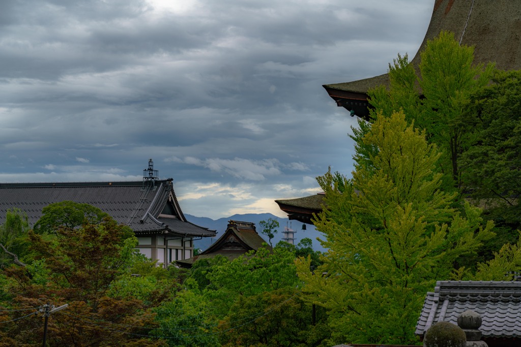 長野善光寺　雲と山