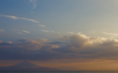 駿河湾越しの朝の富士１