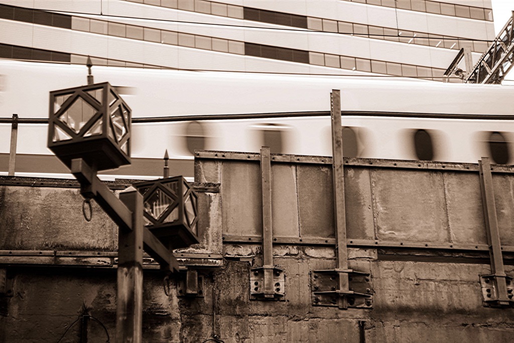 ゆきずりの街にきく汽車の音は