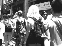 ブロンドも揺れる街角