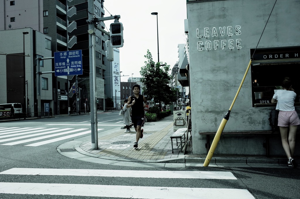 女と男のいる舗道