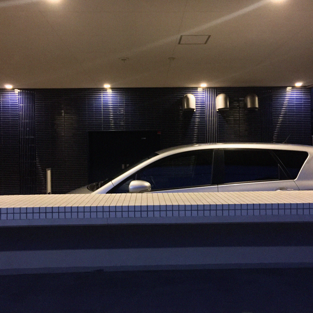 夜の車寄せ