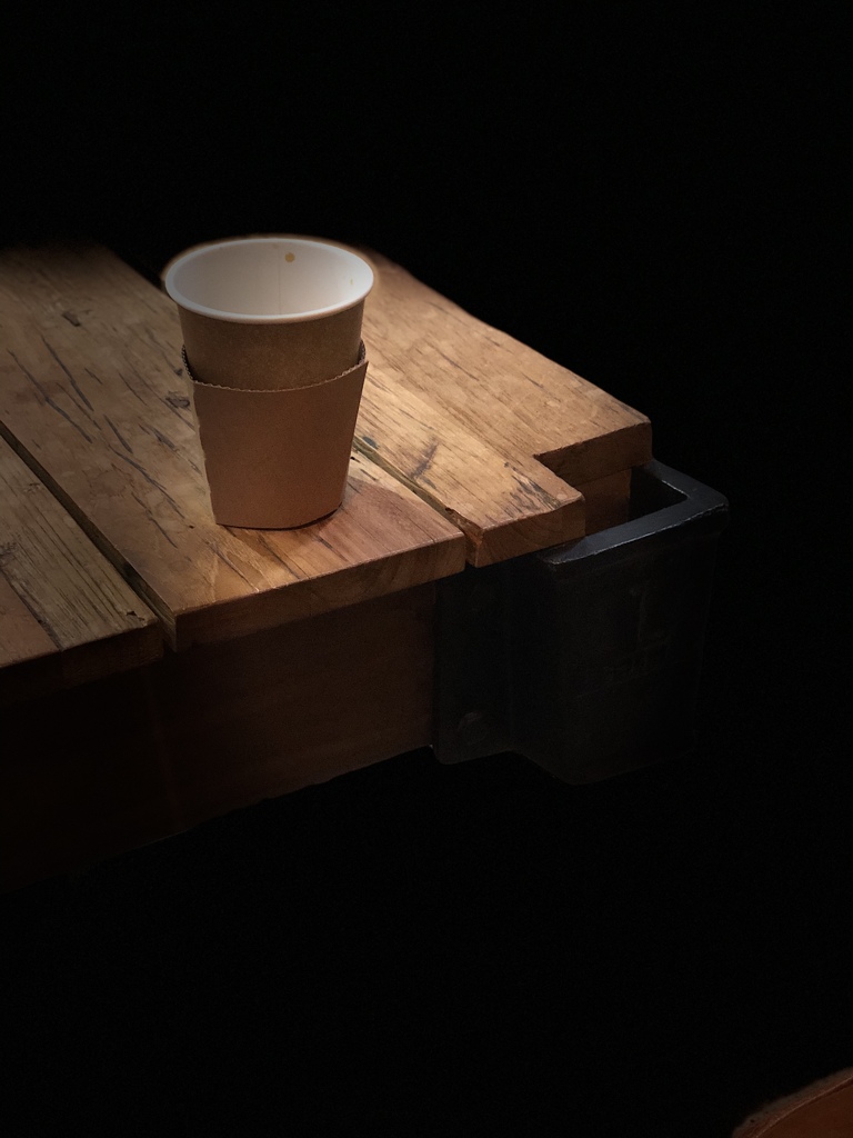 さびしさにひとり飲むコーヒーは