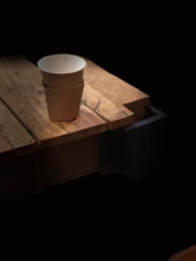 さびしさにひとり飲むコーヒーは