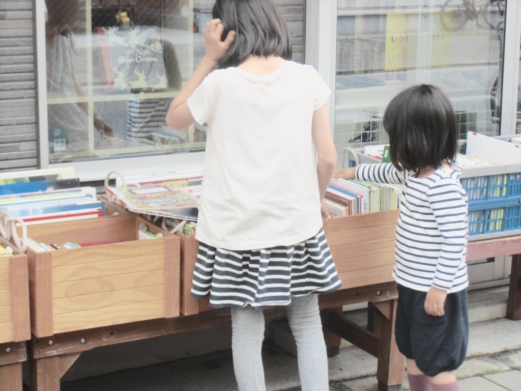 古本屋さんにて2人姉妹