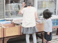 古本屋さんにて2人姉妹