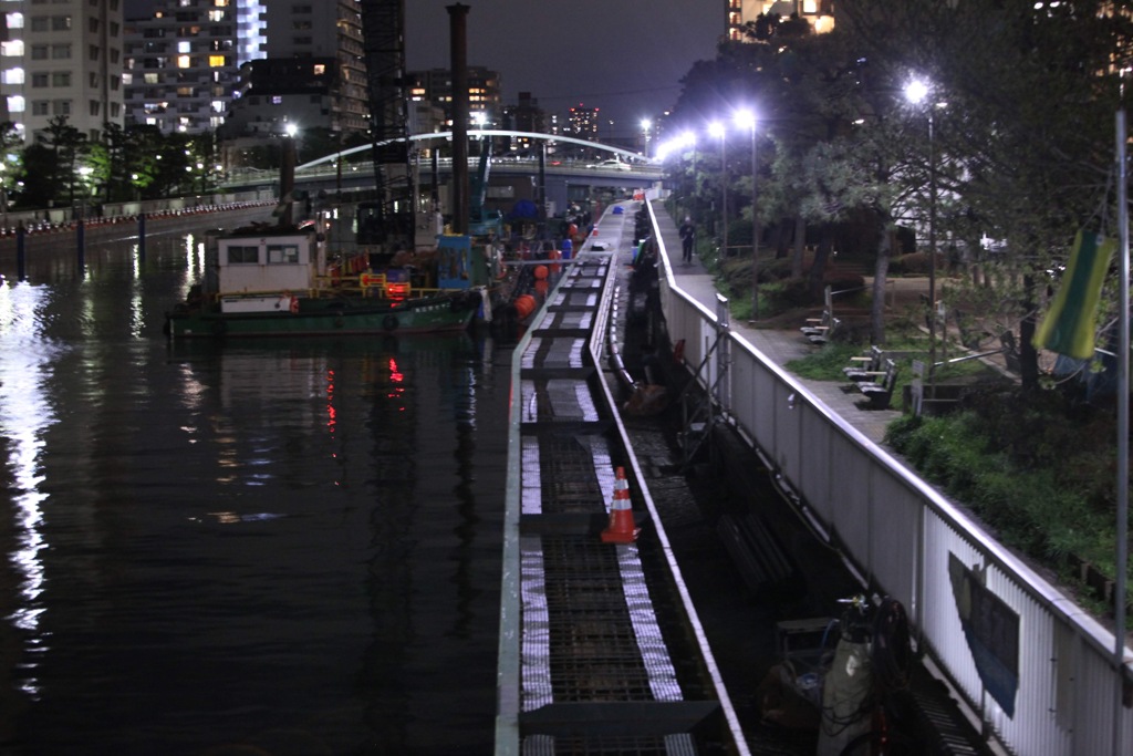 透視する夜は流れ