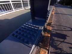 「影」のリベット固定