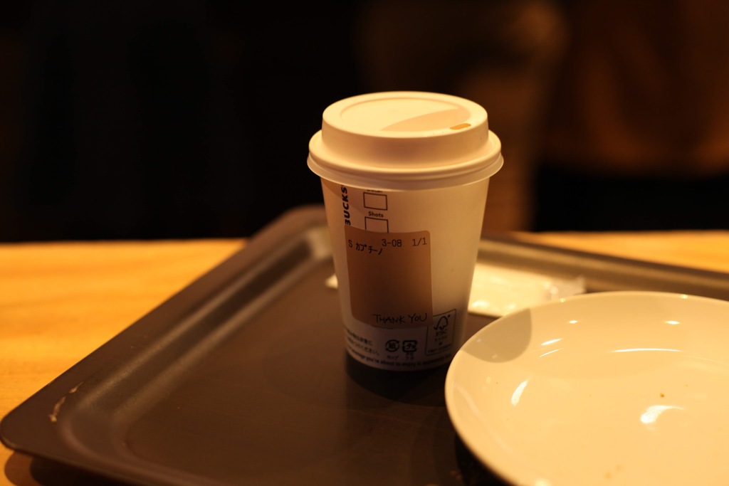 カプチーノと皿(ビスケット2枚)