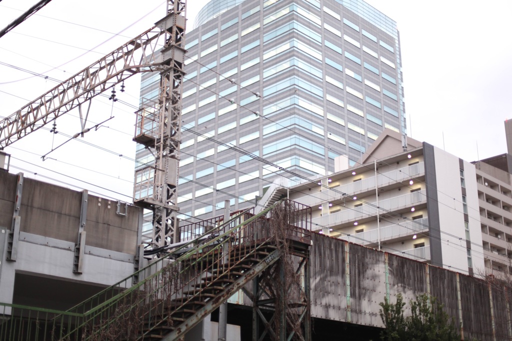 遠くで汽笛を聞きながら