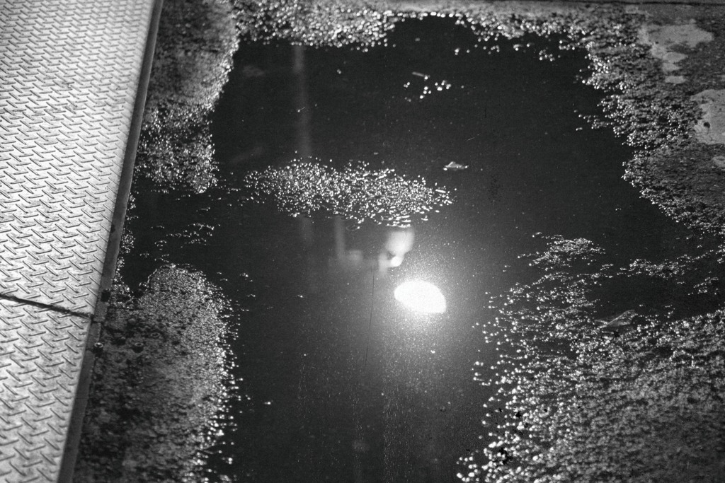 ハレーションするアスファルト