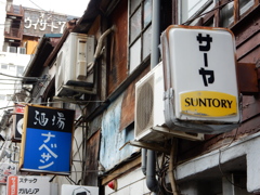 背中まるめてサンダルはいて、ひとりでいるようなきがします