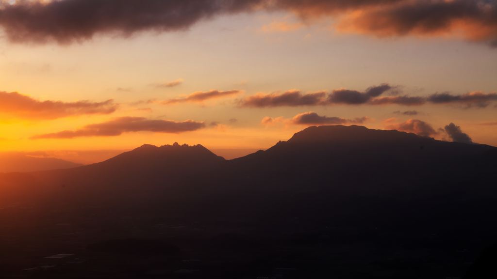 朝陽を浴びる根子岳