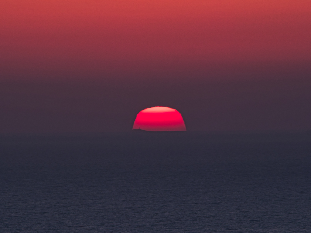 太陽の中の船