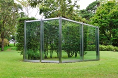 反射ガラスとカーブした垣根の不完全な平行四辺形