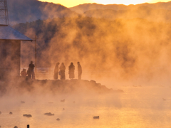 湧水霧のなか初日の出を待つ
