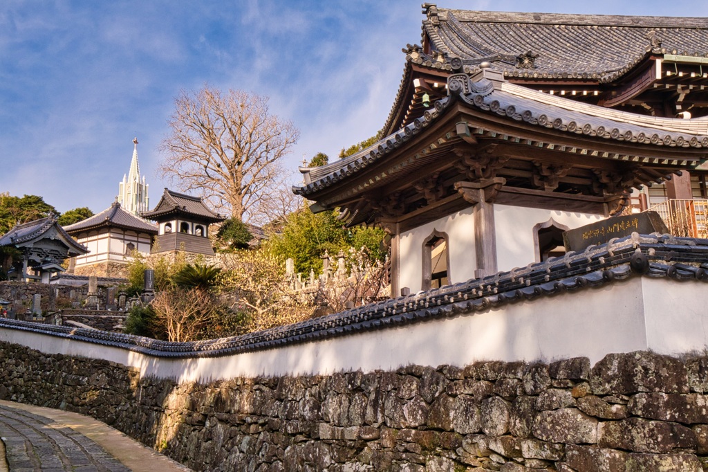 寺院と教会の見える風景