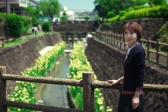 水路に立つ