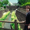 水路に立つ