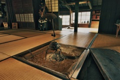 囲炉裏でいぶされる