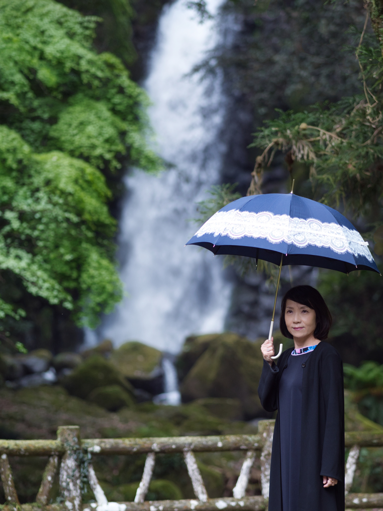 白糸の滝に涙雨