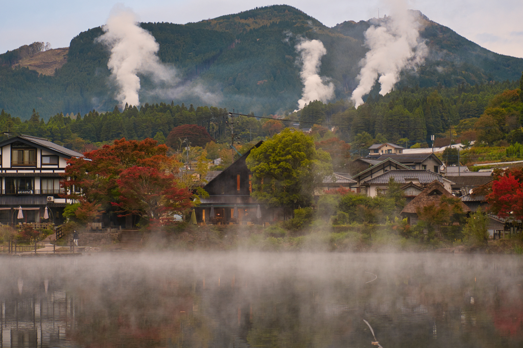 湯けむりと朝霧