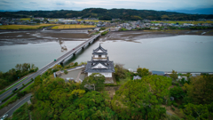 八坂川の河口に建つ