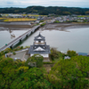 八坂川の河口に建つ