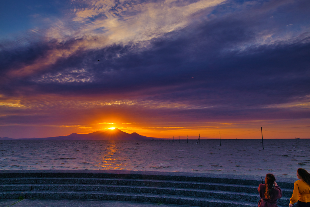 普賢岳に夕日が沈む