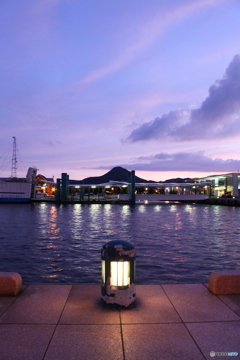 最終便が出港したあと、夏の夕暮れの桟橋にて。