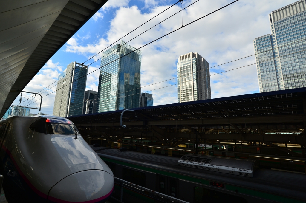 新幹線と丸の内の空