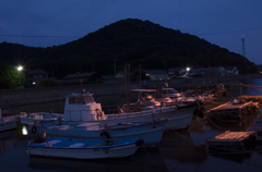 夕暮れの小さな漁港