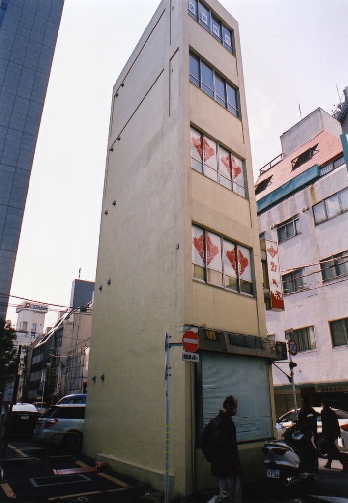 細いビル
