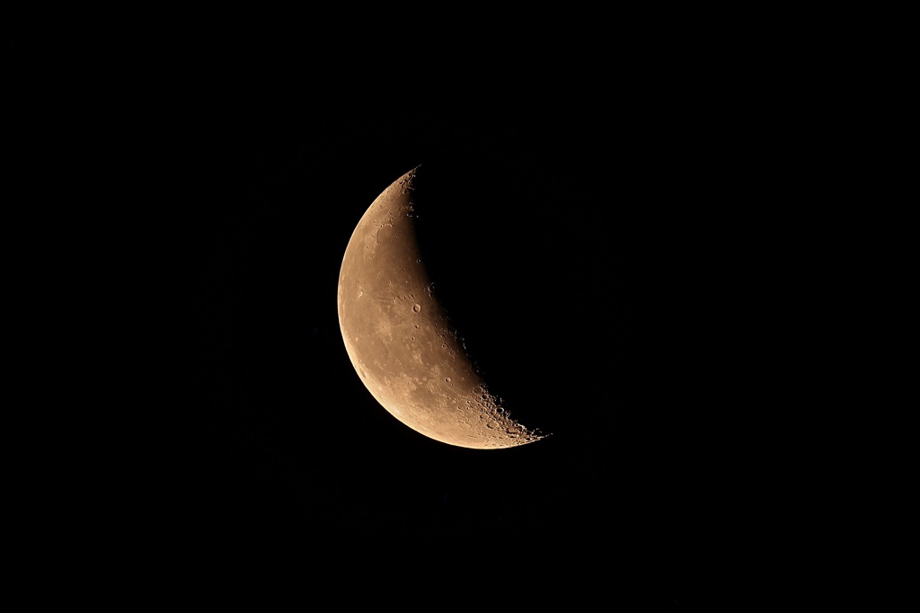 夜明け前の赤い月