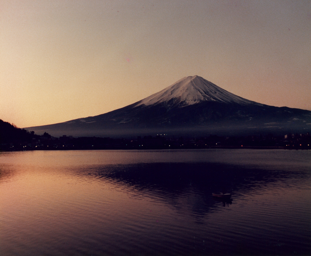 山と湖