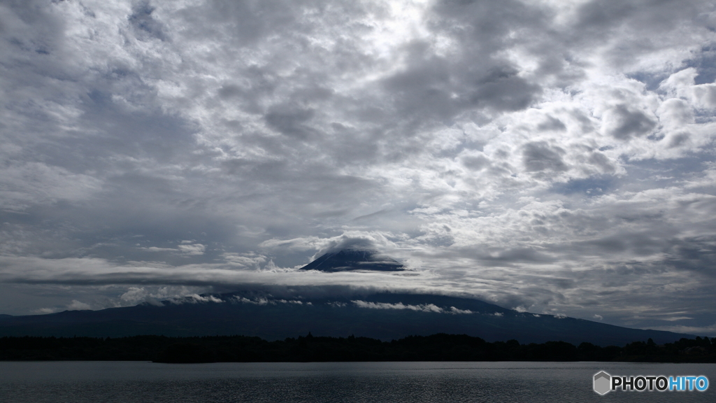 雲と戯れる富士