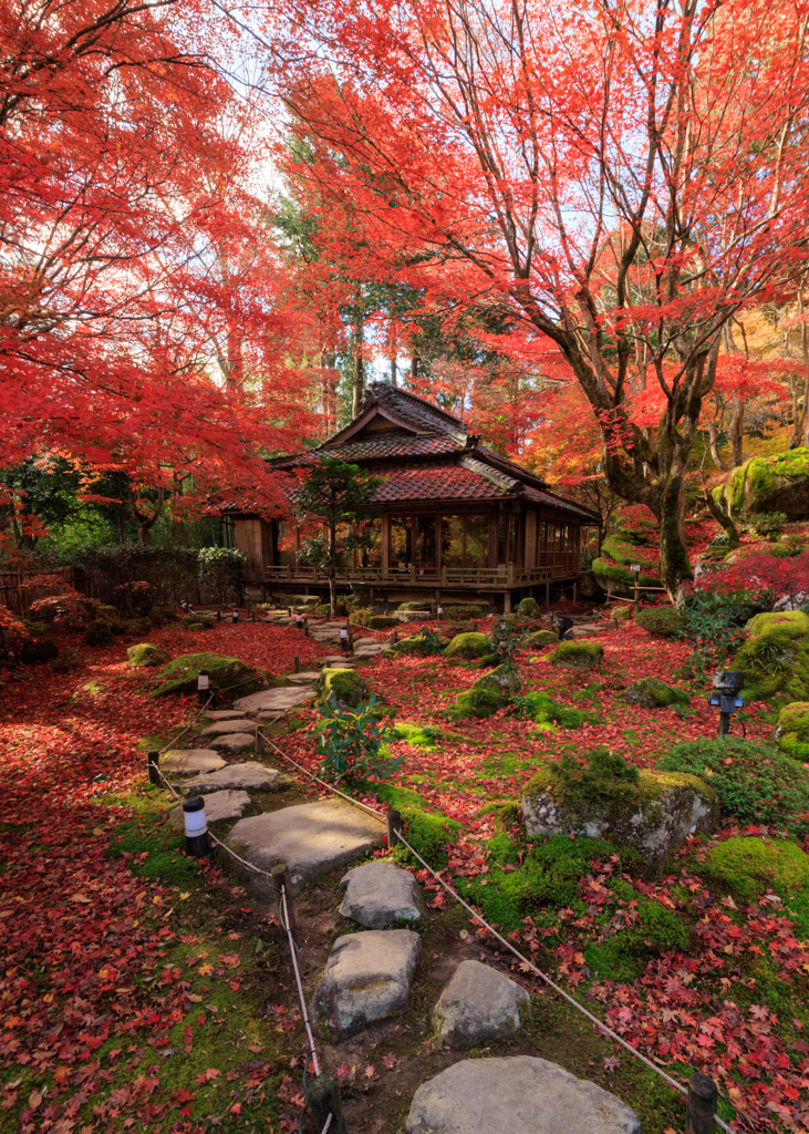 晩秋の石の寺