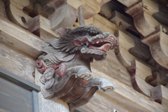 社殿の獅子