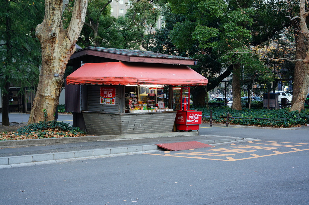 日比谷公会堂近くの売店