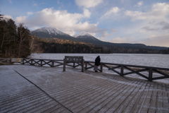 雪を被り山、凍る湖。