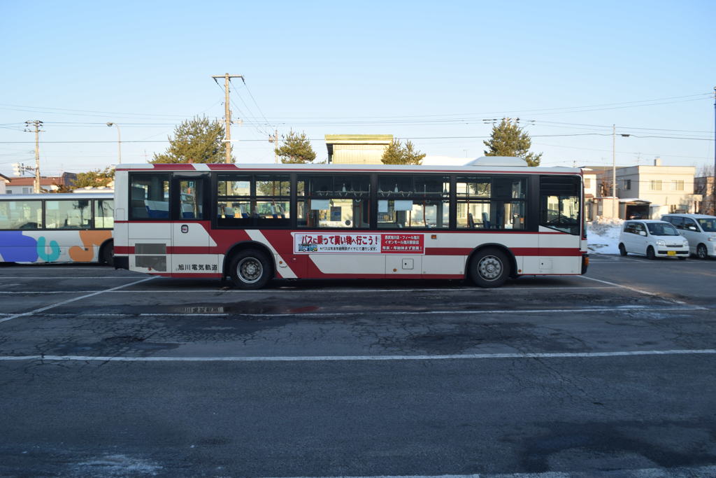 とあるバスの車庫。待機中の新車。