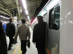 小田原行き、間もなく発車します。ドア閉まります。