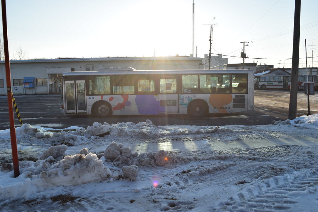 とあるバスの車庫。朝日を浴びる路線バス、その１