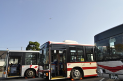新型バスと旭川空港へ向かう飛行機。