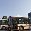 新型バスと旭川空港へ向かう飛行機。