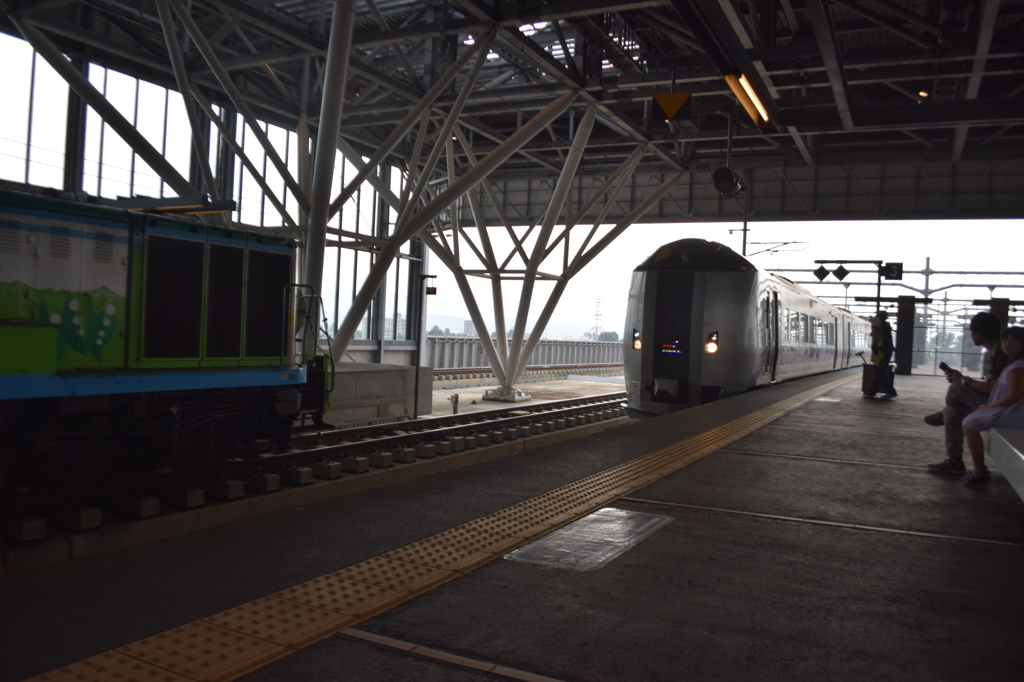 旭川駅3番ホーム、特急到着。ノロッコ号とご対面。