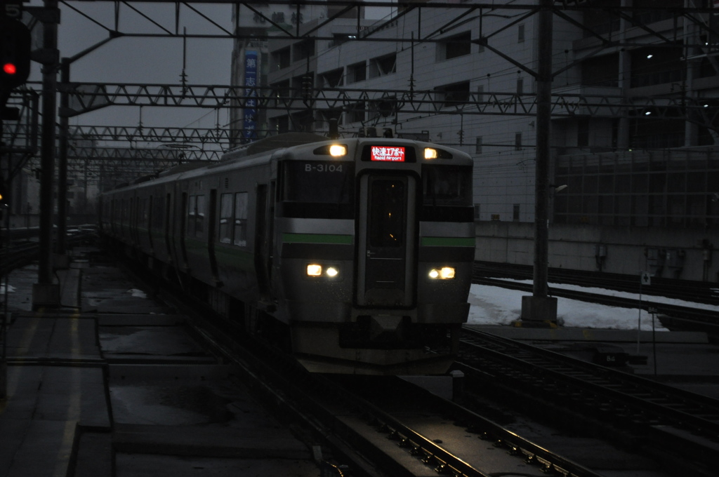 あえて暗くしてみた。（札幌駅）733系3000番台・快速エアポート。