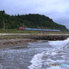 荒れた海岸線を走る夜行列車