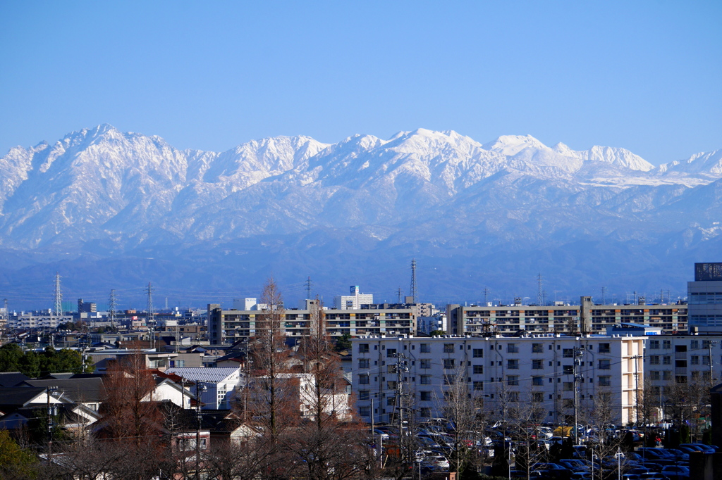 立山連峰に臨む町