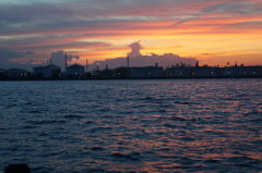 夕焼けに染まる京浜運河